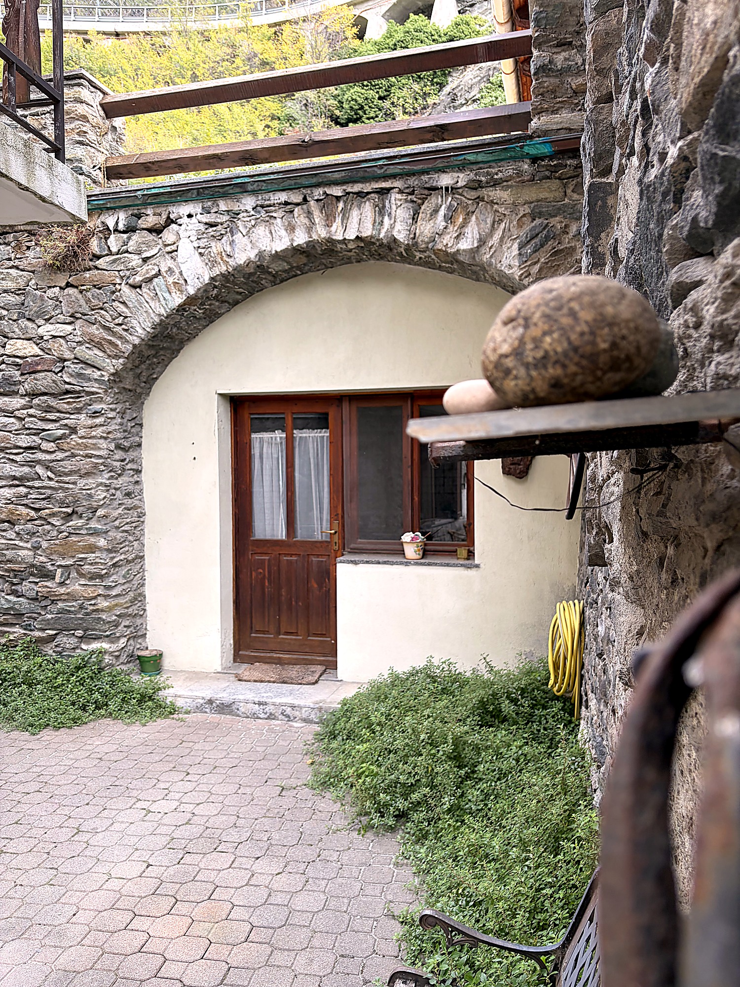 Ingresso alla dépendance con arco in pietra