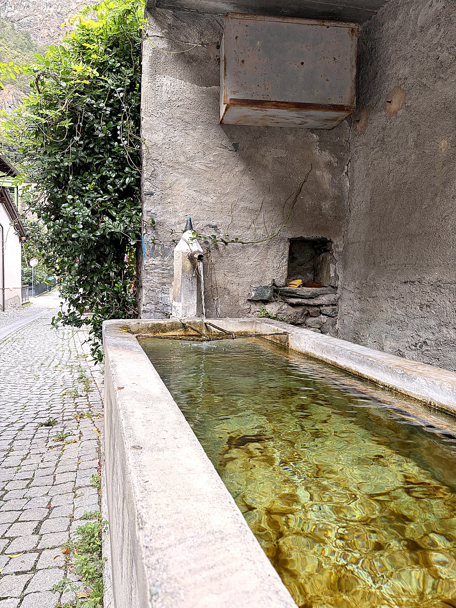 Historische waterfontein van het borgo