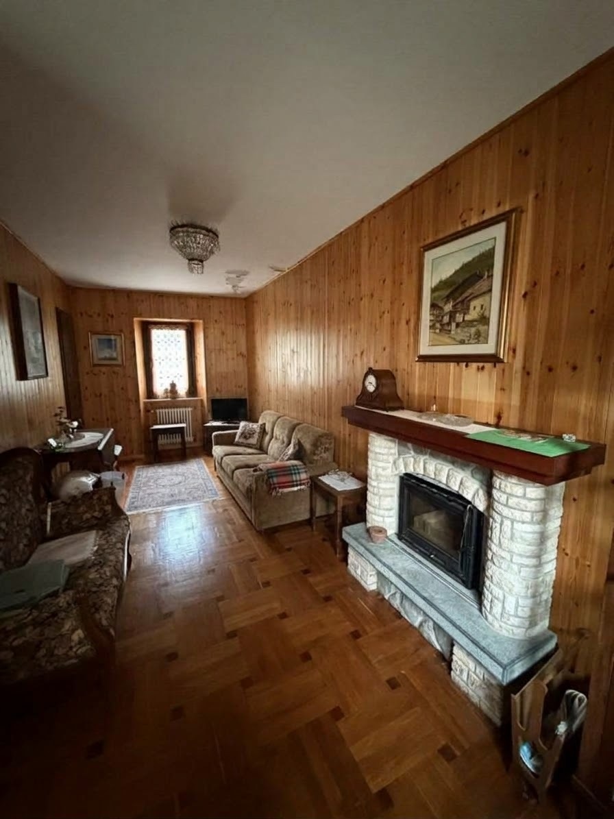 Woonkamer met houten boiserie